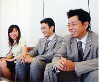 「ひとりで写真に写るのはちょっと…」と照れ気味の三井さん（中央）。川嶋グループマネージャー（写真右）、部下の北村さん（写真左）と一緒に。